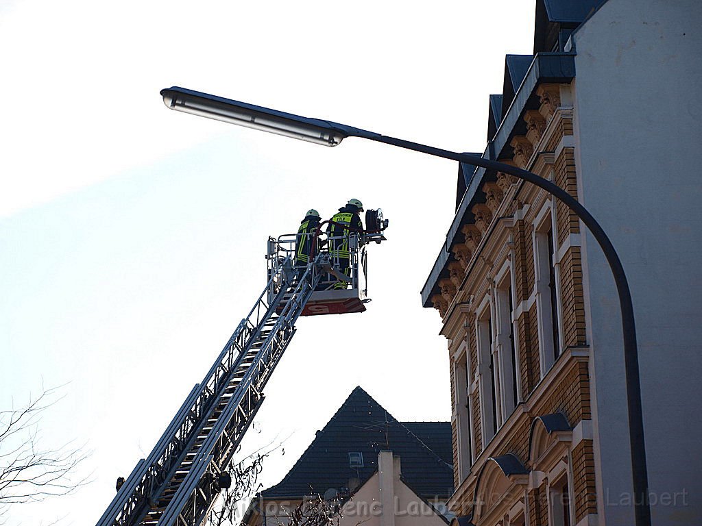 Einsatz Feuerwehr SEK Polizei Koeln Nippes Merheimerstr P146.JPG